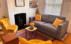 Elegant Riverside Cottage With Free Parking